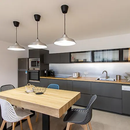 Superb In Port - Next To The Beach *